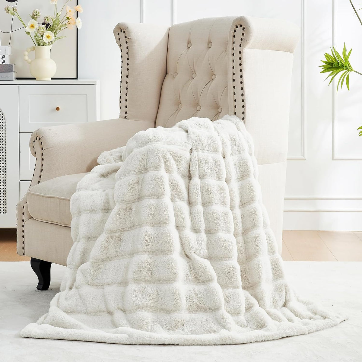 Cozy Bliss Faux Fur Throw Blanket for Couch, Cozy Soft Plush Thick Winter Blanket for Sofa Bedroom Living Room, 50 * 60 Inches Beige