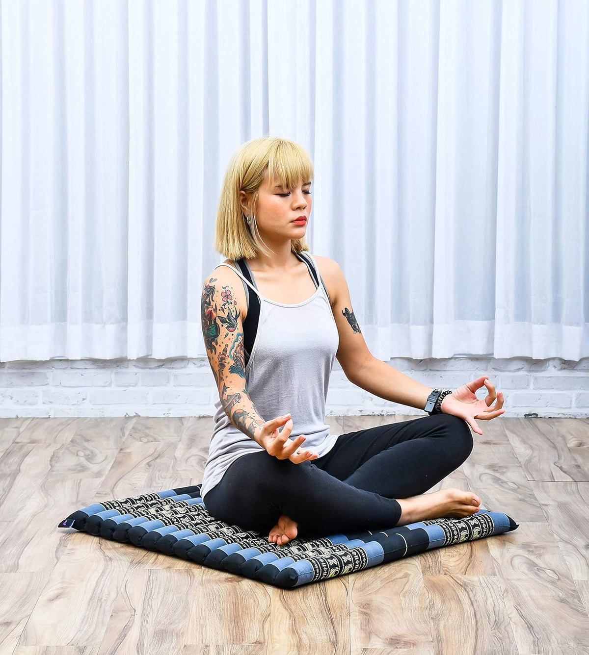 Leewadee Zabuton Seating Cushion – Square Floor Seat for Meditation Exercises, Light Yoga Mat Filled with Kapok